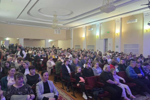 spectacol-teatral-la-falesti-76971A073-8962-C706-D480-3A652BDFC929.jpg