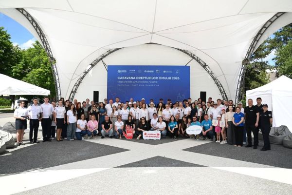 caravana-drepturilor-omului-la-falesti-2D73D4F36-29D9-B173-6B21-D7B22E3D66F9.jpg