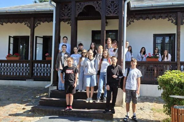 excursie-de-neuitat-pentru-cei-mai-activi-falesteni-1927763D79-F8E7-220E-9871-B4806AB80DA6.jpg